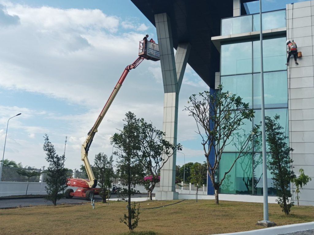 Thi công vệ sinh lau kính trên cao tại KCN Mỹ Phước 3